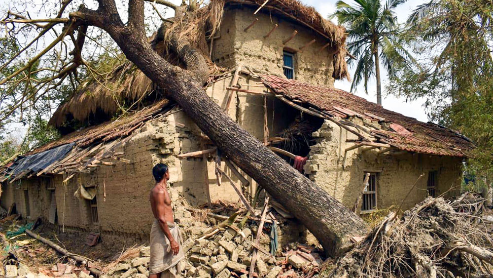 আমপানের তাণ্ডবে লন্ডভন্ড।দক্ষিণ ২৪ পরগনার একটি গ্রামেয় ছবি: পিটিআই।