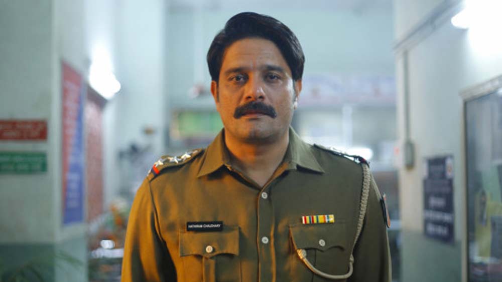 জয়দীপ অলওয়াত। পাতাল লোক-এ তিনি পুলিশ অফিসার হাতিরাম চৌধরি। সাংবাদিকের খুনের হুমকির তদন্তভার প্রথমে তাঁর হাতেই ছিল। নীচের স্তরে কাজ করা এই অফিসারের হাত থেকে তদন্তভার কেড়ে নেওয়া হলেও, জীবনকে বাজি রেখে নিজের মতো করে তদন্ত করে গিয়েছেন তিনি। তিনি এই সিরিজের অন্যতম কেন্দ্রীয় চরিত্র।