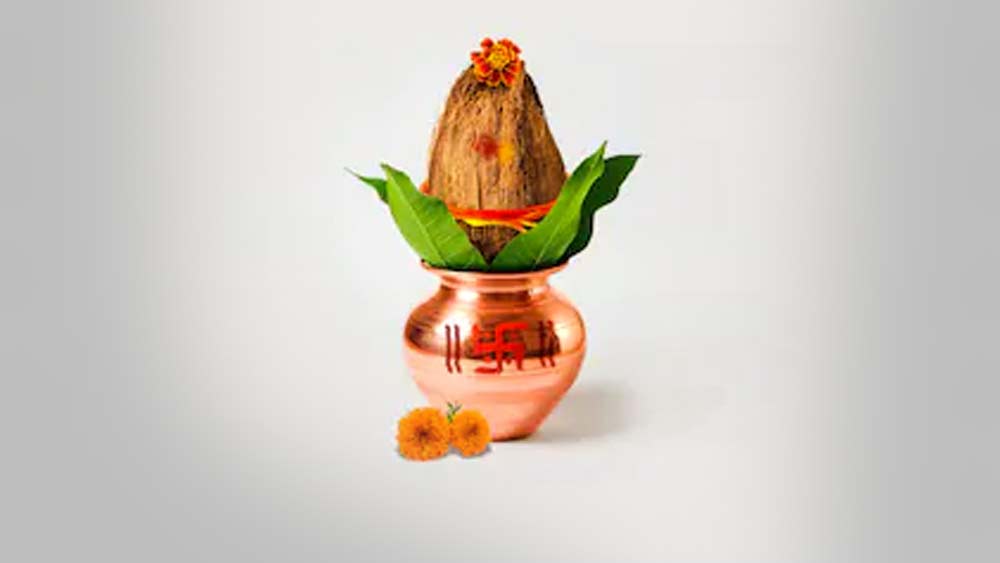 ঘটি পরিবারে ষষ্ঠী পালন অনেক বেশি হয় যে কোনও বাঙাল বাড়ির তুলনায়। বছরের অন্যান্য ষষ্ঠীও পালন করেন ঘটি পরিবারের গৃহিণীরা। ষষ্ঠী উপাসনার ডালি-র নাম বাঙাল বাড়িতে মুঠা, আবার ঘটিবাড়িতে বাটা। হলুদ ও সর্ষের তেলে চোবানো সুতোকে বাঙালরা ডাকেন ‘বানা’ বলে। তবে ঘটিবাড়িতে আবার এই বানা শব্দের তত চল নেই।