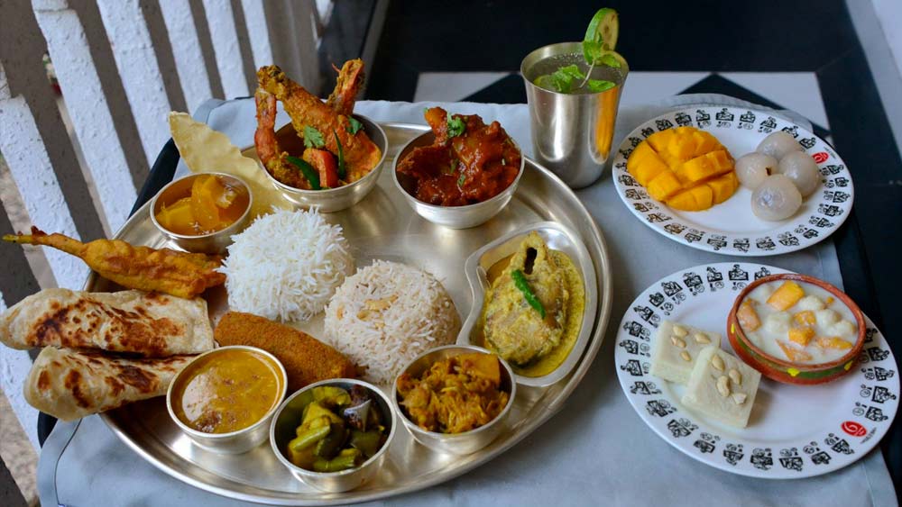 নিয়মকানুন এবং আদর আপ্যায়নের শ্যাম-কুল দু’দিক রক্ষা করতে বেশির ভাগ ঘটিবাড়িতে জামাইষষ্ঠীর ভোজের আয়োজন হয় অন্য দিন। তা হলে, বাড়ির গিন্নিরা, যাঁরা এই ব্রত রাখেন, তাঁরাও খেতে পারবেন সব পদ।