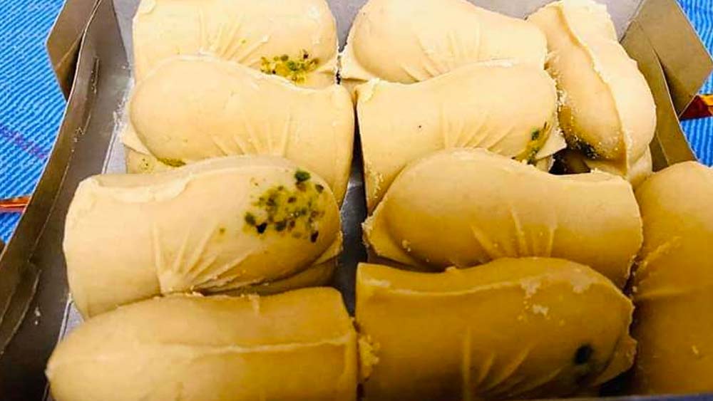 তবে জামাইবাবুর সঙ্গে শ্যালক শ্যালিকার রঙ্গ রসিকতার দিনও কিন্তু এটাই। জামাইকে ঠকাতেই কোনও এক বনেদি গিন্নির ফরমায়েসে হুগলির সূর্য মোদক বানিয়েছিল জলভরা তালশাঁস। নতুন মিষ্টি দেখে আগ্রহ ভরে কামড় বসিয়েছেন জামাই। পরমুহূর্তেই তাঁর হাত, নতুন পাঞ্জাবি মাখামাখি গাঢ় রসে।