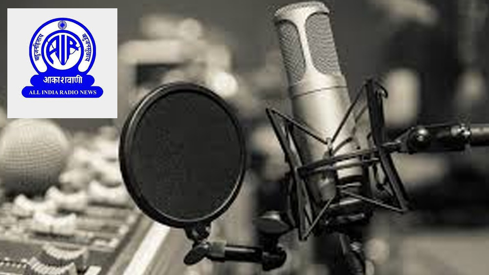 তিনি প্রথমে নিজের শহরে কর্মজীবন শুরু করেন অল ইন্ডিয়া রেডিয়োর ঘোষিকা হিসেবে। তাঁর কণ্ঠ এবং সঞ্চালনা জনপ্রিয় হয়েছিল বেতারে।