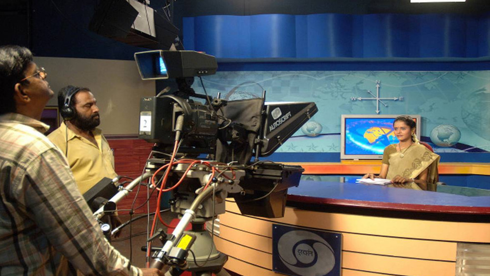 সে সময় দূরদর্শনের কর্মকর্তারা বুঝতে পারেন এ বার সংবাদ পাঠক পাঠিকাদের জন্য প্রশিক্ষণ প্রয়োজন। সেই দায়িত্ব দেওয়া হয় প্রতিমা পুরীকে।