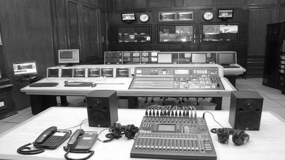 দূরদর্শনের প্রথম সঞ্চালিকা দীর্ঘদিন প্রশিক্ষণ দিয়েছেন তাঁর পরবর্তী প্রজন্মের ঘোষক ও ঘোষিকাদের। ২০০৭ সালের ২৯ জুন প্রয়াত হন নিজের সময়ের থেকে অনেক এগিয়ে থাকা, প্রতিমা পুরী।