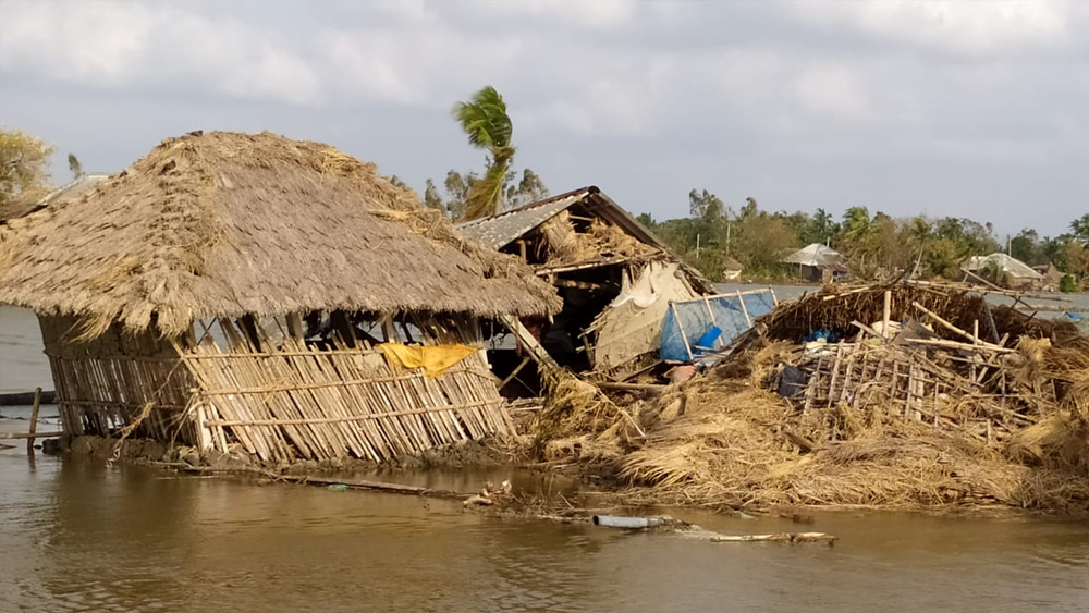 ওই দিন প্রবল ঝড়বৃষ্টির পরে সুন্দরবনের ক্ষয়ক্ষতির দিকেই মূলত নজর ছিল সকলের। প্রাথমিক ভাবে মোবাইল ও ইন্টারনেট পরিষেবা একেবারেই বিকল হয়ে গিয়েছিল। সে সব পরিষেবা যত স্বাভাবিক হচ্ছে, ক্ষয়ক্ষতির সামগ্রিক চিত্রটাও ধীরে ধীরে সামনে আসছে।