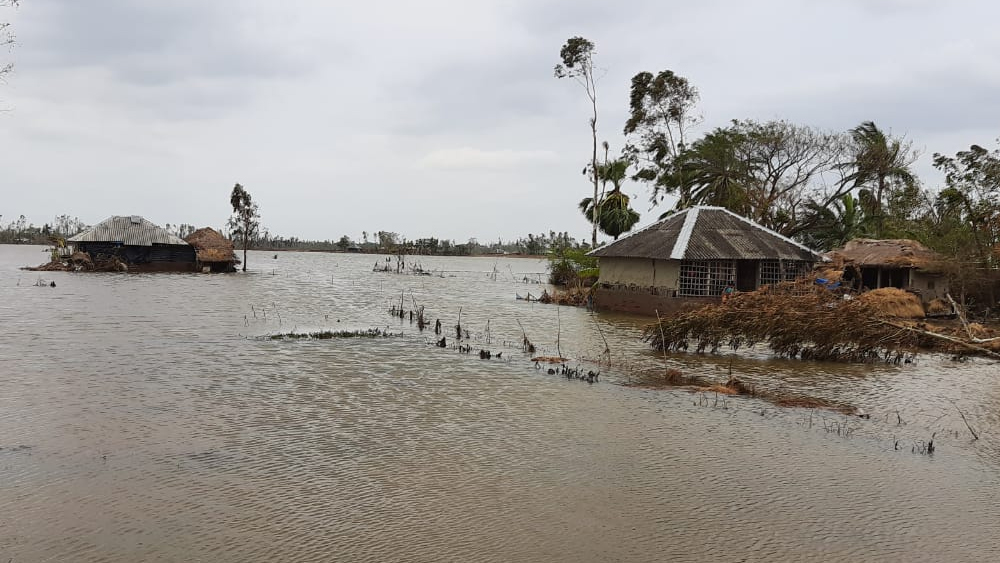 সুন্দরবনের বাইরে হাসনাবাদ-সহ বিস্তীর্ণ এলাকায় ব্যাপক ক্ষয়ক্ষতি হয়েছে। বাড়িঘর সমেত সর্বস্ব হারিয়ে রাস্তায় এসে দাঁড়িয়েছেন সাধারণ মানুষ।