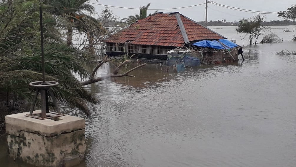 সুন্দরবনের মূল জঙ্গল লাগোয়া যোগেশগঞ্জের মাধবকাঠিতে ঘূর্ণিঝড়ের মারাত্মক প্রভাব পড়েছে। আড়াইশোর বেশি পরিবার ক্ষতিগ্রস্ত হয়েছে সেখানে। জলের তোড়ে ভেসে গিয়েছে বাড়িঘর।