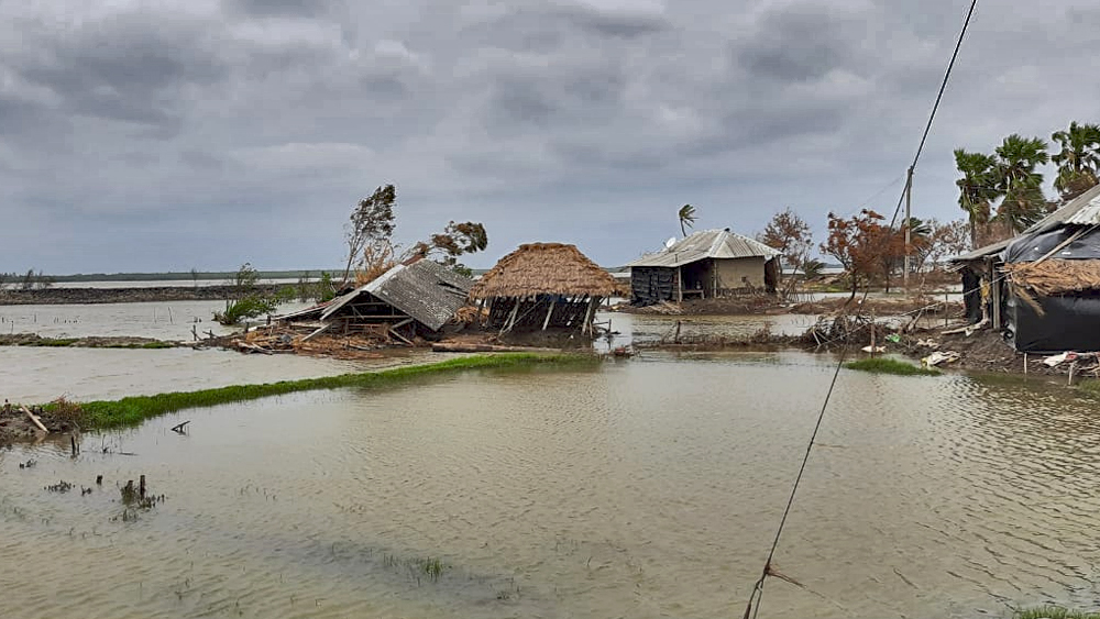 জল যেখানে উঠতে পারেনি, সেখানে আবার ঝড়ের দাপটে উড়ে গিয়েছে অগুনতি কাঁচাবাড়ির চাল। দরমার দেওয়াল সমেত খড়ের চাল ভেঙে পড়ার ছবিও সামনে এসেছে।