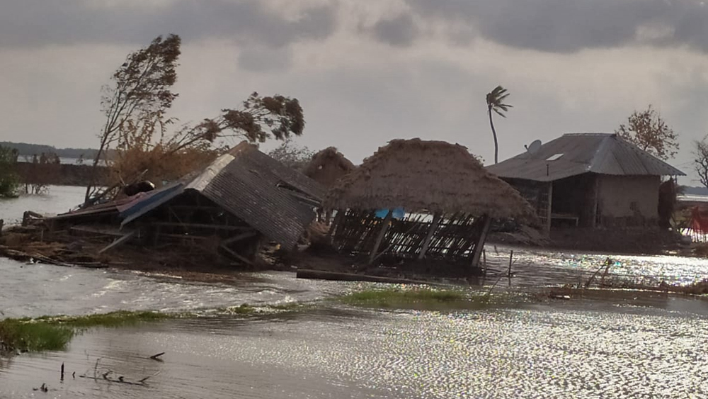এর আগে ২০০৯ সালে আয়লার সময়ও একই অবস্থা দেখা দিয়েছিল মাধবকাঠিতে। সেইসময় রিং বাঁধ নির্মাণ করে জল আটকানোর পরিকল্পনা নেওয়া হয়।