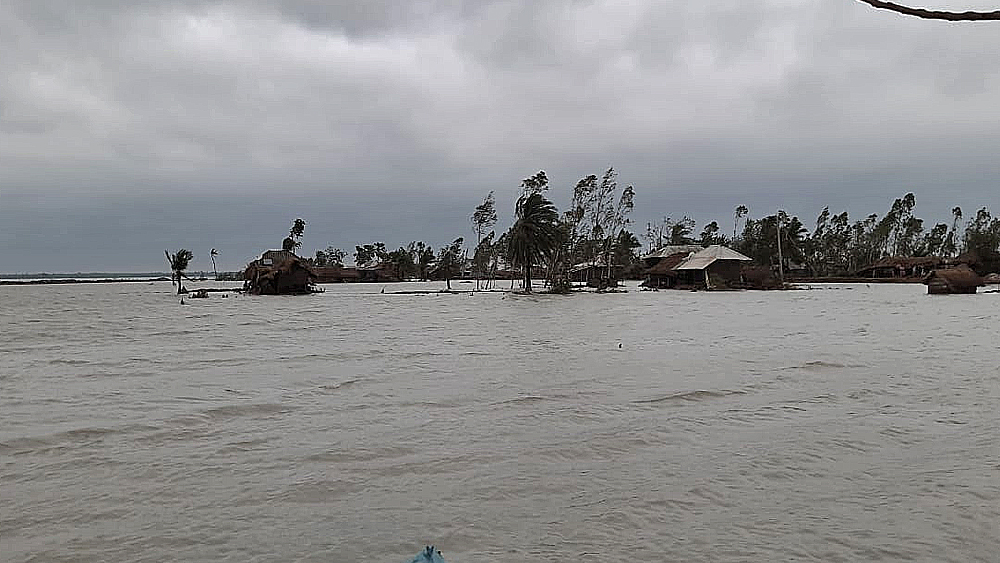 কিন্তু বাঁধ বানালে ভেড়িতে নোনাজল ঢুকতে পারবে না, এই কারণে বাঁধ তৈরিই আটকে দেন স্থানীয় ভেড়ির মালিকরা, অভিযোগ স্থানীয়দের। এঁদের মধ্যে স্থানীয় প্রভাবশালী নেতারাও ছিলেন বলে অভিযোগ।