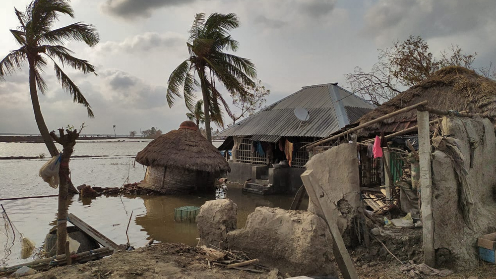 খারাপ অবস্থা হাসনাবাদের খাঁপুকুরের। সেখানে ১৬টি গ্রামসভার মধ্যে ৮টিই জলমগ্ন হয়ে গিয়েছে। কোথাও কোথাও একবুক পর্যন্ত জল জমেছে। বহু বাড়িঘর ভেঙে পড়েছে সেখানে। তাতে ছ’হাজারের বেশি মানুষ ক্ষতিগ্রস্ত হয়েছেন।