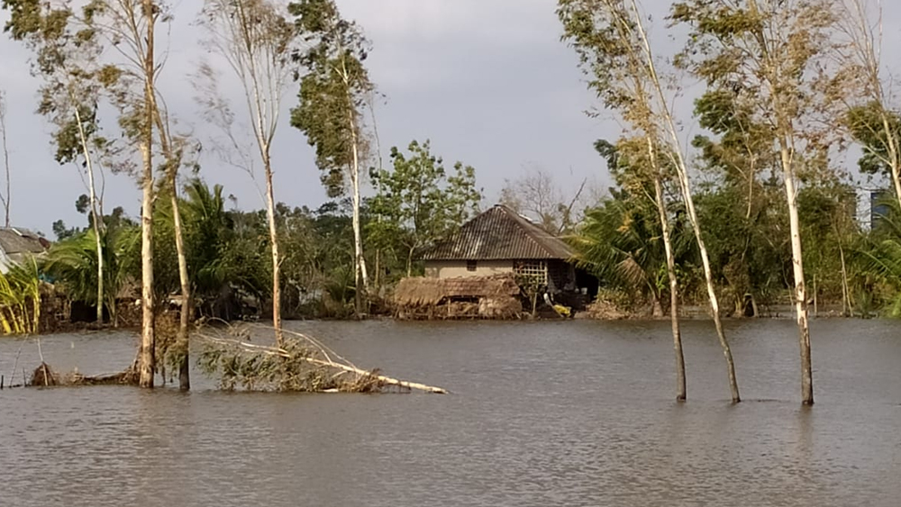 হাসনাবাদের ঘুনিও একই ভাবে ক্ষতিগ্রস্ত হয়েছে। পাটলি খানপুরে ১০ থেকে ১২টি গ্রাম জলমগ্ন হয়ে রয়েছে। ঘূর্ণিঝড়ের পর ছ’দিন কাটতে চললেও, এখনও ভাঙা বাঁধের মেরামত হয়নি সেখানে।