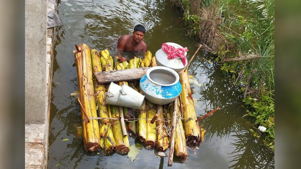 এই সমস্ত এলাকায় ত্রাণ পৌঁছে দিতে ইতিমধ্যেই সরকারের তরফে পদক্ষেপ করা হয়েছে। তবে ত্রাণ কম বলে অভিযোগ আসছে অনেক এলাকা থেকেই। ত্রাণ কাজে নেমেছে অনেক বেসরকারি স্বেচ্ছাসেবী সংস্থা, সাংস্কৃতিক এবং সামাজিক সংগঠন।