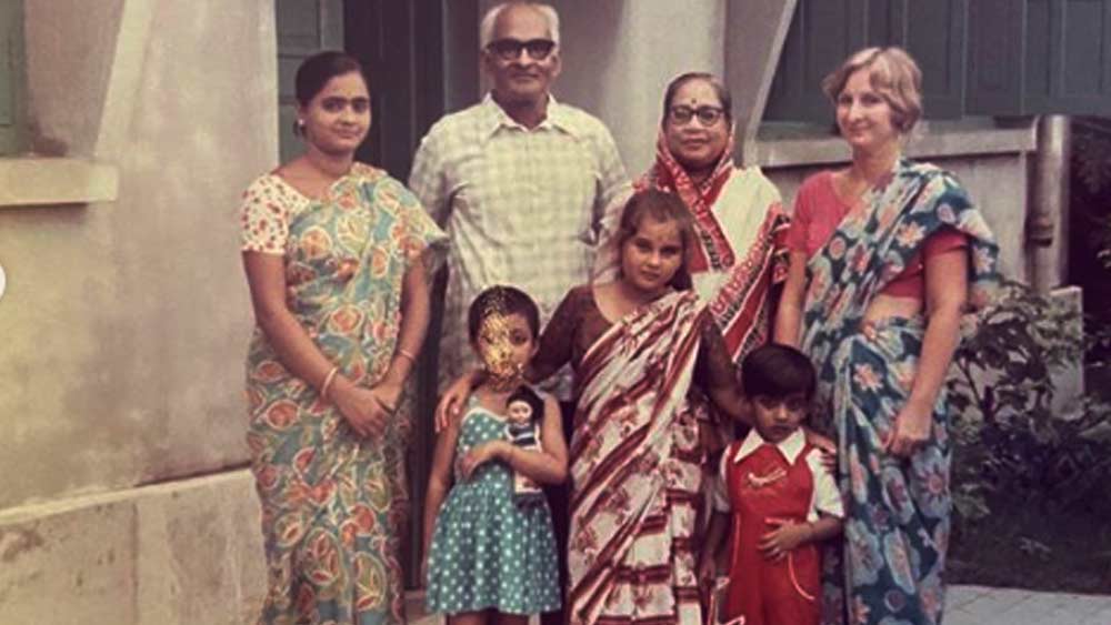 আজন্ম বড় হওয়া মিশ্র সংস্কৃতিতে। একদিকে যেমন ঝরঝরে পোলিশ বলতে পারেন, আবার অন্যদিকে লিসা ভক্ত সত্যজিৎ রায়ের ছবির। লিসার বাবা কর্মসূত্রে কানাডায় গিয়েছিলেন। পরে সেখানেই থিতু হন। বাবা-মায়ের সঙ্গে মাঝে মাঝেই ভারতে আসতেন লিসা। পরিজনদের সঙ্গে যোগসূত্র ছিন্ন হতে দেননি তাঁরা।