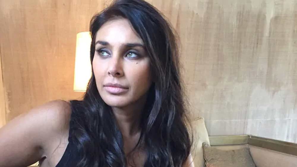 সে সময় হিন্দি বলতে পারতেন না লিসা। তাঁর কণ্ঠ ডাব করেছিলেন আর এক অভিনেত্রী দিব্যা দত্ত। এরপর দীপা মেহতার পরিচালনায় অভিনয় করেন ইন্দো-কানাডিয়ান ছবি ‘বলিউড হলিউড’-এ।