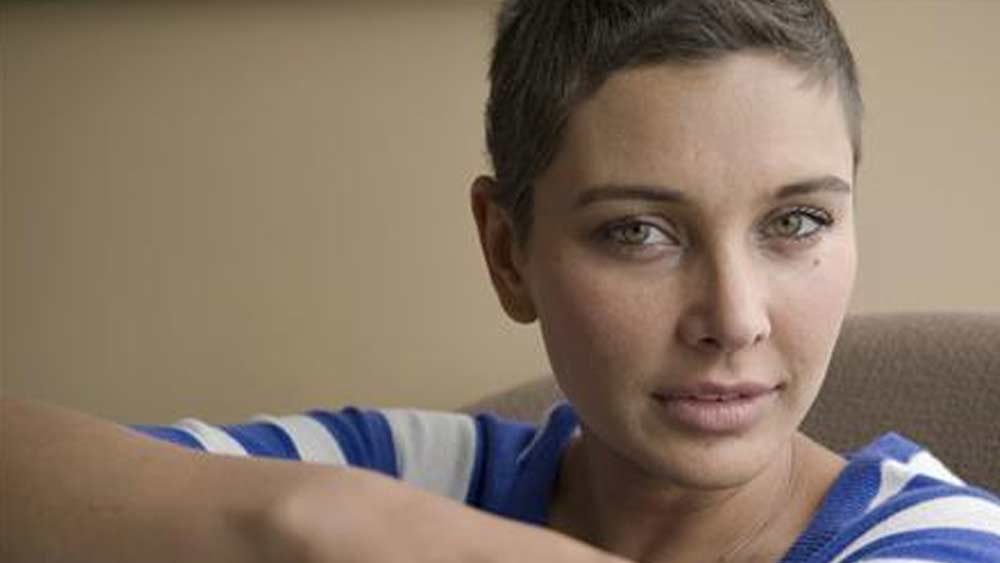 ২০০৮ সালে আবার তাঁর জীবনের ছন্দ কেটে গেল। প্রয়াত হন তাঁর মা। পরের বছর জানা যায়, লিসা নিজে ব্লাড ক্যানসারে আক্রান্ত। কিন্তু লড়াকু লিসা হার মানেননি। এক বছর ধরে চিকিৎসা এবং তার পরে অস্থিমজ্জা প্রতিস্থাপনের পরে লিসা ‘ক্যানসারমুক্ত’ হন ২০১০ সালে।