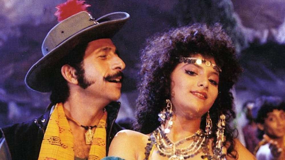 সে বছরই মুক্তি পেয়েছিল সোনমের আর একটি সুপারহিট ছবি ‘ত্রিদেব’।  এই ছবিতে তাঁর উপর দৃশ্যায়িত গান ‘তিরচি টোপিওয়ালে’ খুব জনপ্রিয় হয়। সেই গান থেকে সোনমের নাম-ই হয়ে গিয়েছিল ‘ওয়ে ওয়ে গার্ল’।