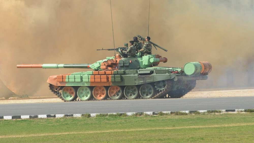 সম্মুখ সমরের অন্যতম গুরুত্বপূর্ণ অস্ত্র ট্যাঙ্ক। ভারতের হাতে রয়েছে অর্জুন, টি ৯০ ভীষ্ম, টি ৭২ অজেয়-এর মতো মেন ব্যাটল ট্যাঙ্ক। এ ছাড়াও রয়েছে টি ৫৫ ও বৈজয়ন্ত ট্যাঙ্ক। এ দেশে মোট ট্যাঙ্কের সংখ্যা পাঁচ হাজার ৯৭৮টি।