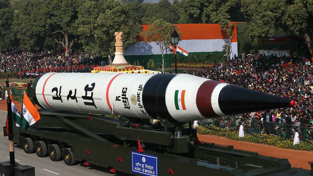 ক্ষেপণাস্ত্র প্রযুক্তিতে অনেকটা এগিয়ে গিয়েছে ভারত। একাধিক ব্যালিস্টিক ক্ষেপণাস্ত্র রয়েছে ভারতের। এর মধ্যে অগ্নির সর্বোচ্চ পাল্লা নিয়ে ইতিমধ্যেই আশঙ্কা প্রকাশ করেছে বেজিং। পাঁচ থেকে আট হাজার কিমি দূরে আঘাত হানতে সক্ষম অগ্নি ৫। এটা অন্তর্মহাদেশীয় গোত্রের মিসাইল। এ ছাড়াও রয়েছে ব্রহ্মস ও কে সিরিজের বিভিন্ন পাল্লার মিসাইল। রয়েছে অরিহন্ত গোত্রের সাবমেরিন থেকে ছোড়া যায় সাগরিকা নামের ক্ষেপণাস্ত্রও।