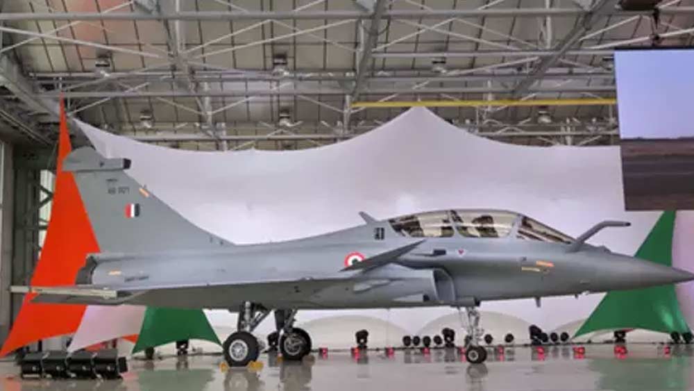 ফ্রান্স থেকে ইতিমধ্যেই ভারতের হাতে এসে পৌঁছেছে তিনটি রাফাল যুদ্ধবিমান।