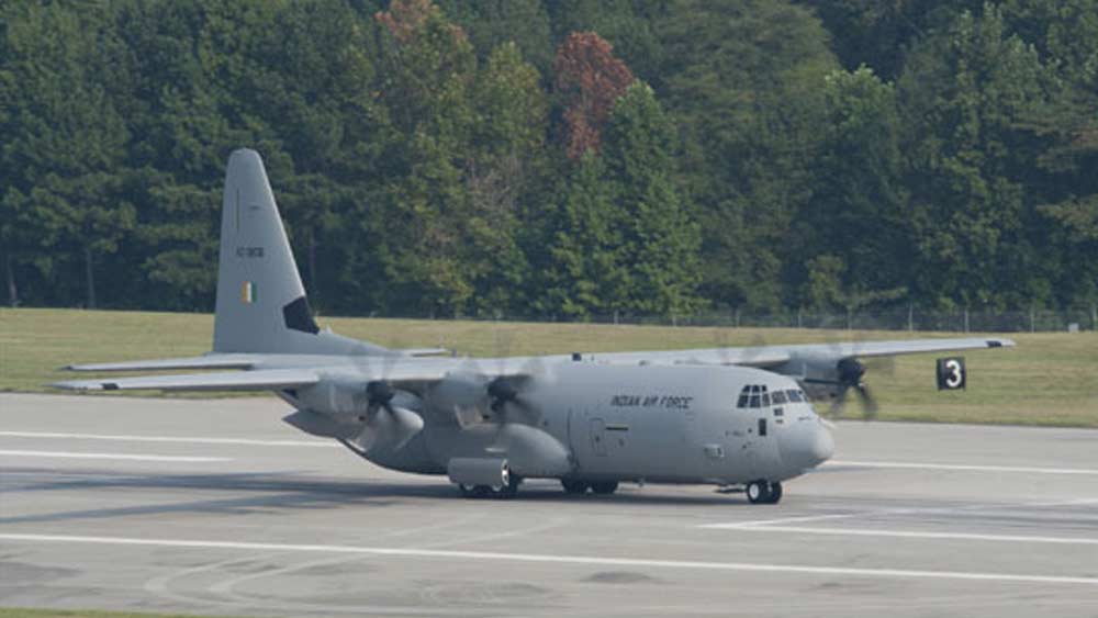 এ ছাড়াও বিভিন্ন রকম যুদ্ধাস্ত্র মালপত্র বয়ে নিয়ে যাওয়া, বাহিনী নিয়ে যাওয়া ও নজরদারির জন্য বিভিন্ন বিমান রয়েছে। রয়েছে ১১টি সুপার হারকিউলিস ও ১১টি গ্লোবমাস্টারের মতো অত্যাধুনিক বিমানও।