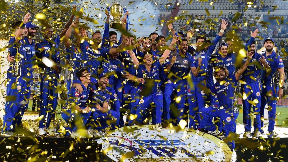 শুধু টি-টোয়েন্টি বিশ্বকাপ নয়, ২০২১ সালে রয়েছে আইপিএলের আসরও। তাই আরও একটা কুড়ি ওভারের বিশ্বকাপ হলে অতিরিক্ত টি-টোয়েন্টি ক্রিকেট আবার দর্শকদের বিরক্তির কারণ হবে না তো? আইসিসি-র বৈঠকে এই প্রশ্নেরও উত্তর খোঁজা হতে পারে।