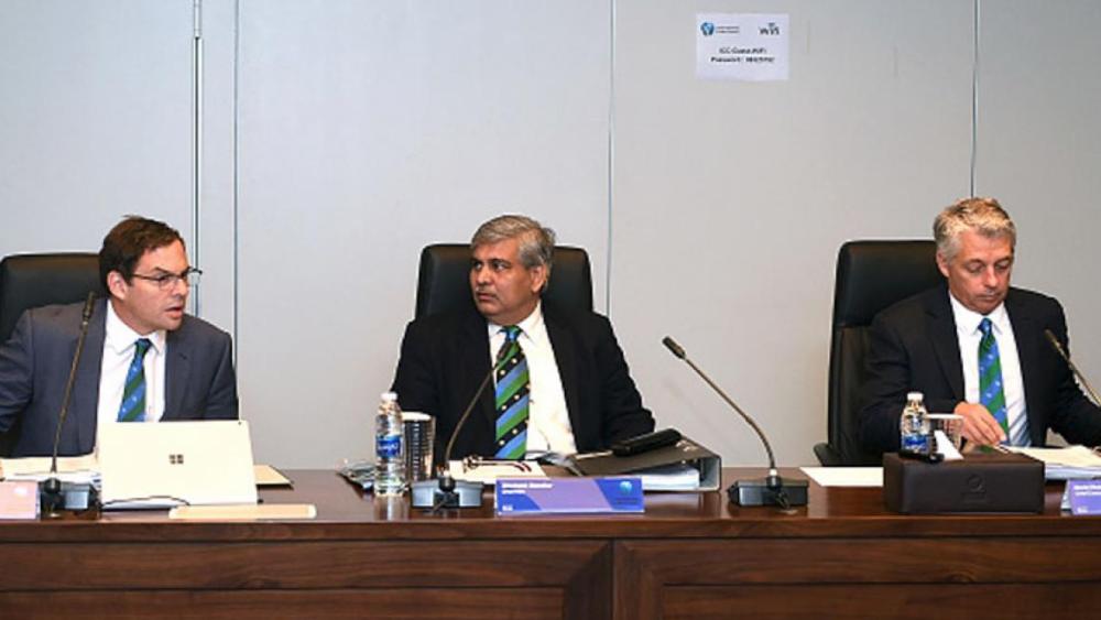 ২০২০ সালের টি-টোয়েন্টি বিশ্বকাপ অবশ্য ফেলা হতেই পারে ২০২২ সালে। কারণ সেই বছরটাই অস্ট্রেলিয়ার জন্য আদর্শ সময় হতে পারে। ২০২২ সালে আইসিসি-র কোনও ইভেন্ট নেই।  আইসিসি-র মিটিংয়ে জোর আলোচনা হতে পারে ২০২২ সালের সম্ভাব্য দিনক্ষণ নিয়ে।