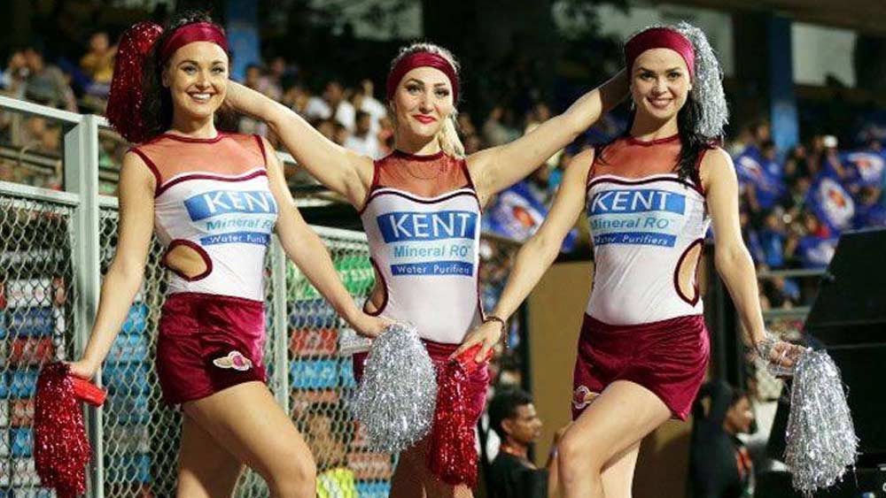 চলতি বছরের টি-টোয়েন্টি বিশ্বকাপ যদি পিছিয়ে যায় তা হলে ভাগ্য খুলে যেতে পারে আইপিএলের। সেক্ষেত্রে অক্টোবরের উইন্ডোতে আইপিএল হতেই পারে বলে মনে করা হচ্ছে। আইসিসি-র এক বোর্ড মেম্বার জানিয়েছেন, ‘টি-টোয়েন্টি বিশ্বকাপ পিছিয়ে যাওয়ার ভাল সম্ভাবনা রয়েছে আইসিসি-র বোর্ড মিটিংয়ে। তবে সেটা আনুষ্ঠানিক ভাবে ঘোষণা হবে কি না, সেই ব্যাপারে নিশ্চিত করে এখনই বলা যাচ্ছে না।’’