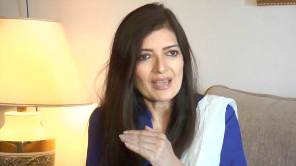 মিস ইন্ডিয়া হওয়ার তিন বছর পরে নায়িকা হিসেবে বলিউডে কেরিয়ার শুরু সোনুর। প্রথম ছবি ‘আকর্ষণ’ মুক্তি পায় ১৯৮৮ সালে।