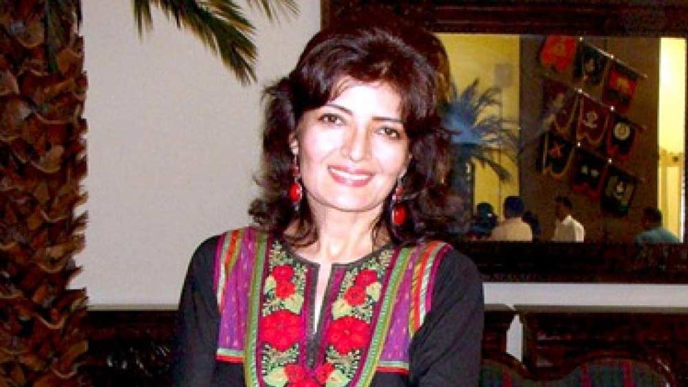 সোনুর মেয়ে এখন আমেরিকাতেই থাকেন। সব দিক সামলাতে সোনুকে মাঝে মাঝেই ভারত থেকে আমেরিকায় যেতে হয়।