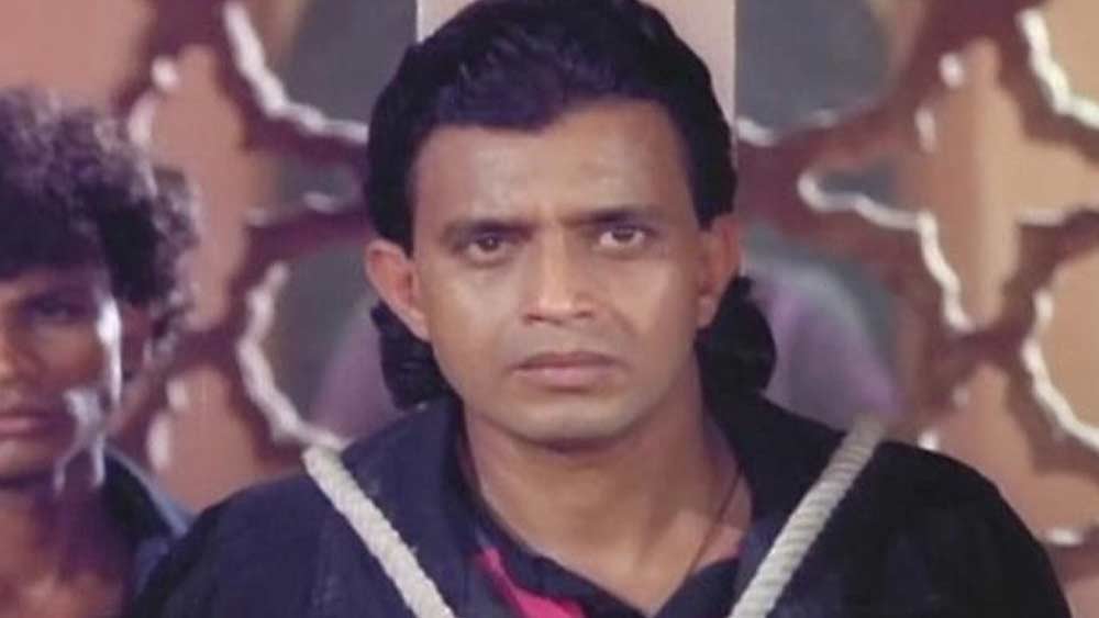 অপেশাদারের মতো সবাই নিজেদের ছবি তৈরি নিয়ে ব্যস্ত হয়ে বিপাকে ফেলেন শিবু মিত্রকে। একেক জন তারকা একেক রকম ডেট দিতে থাকেন।