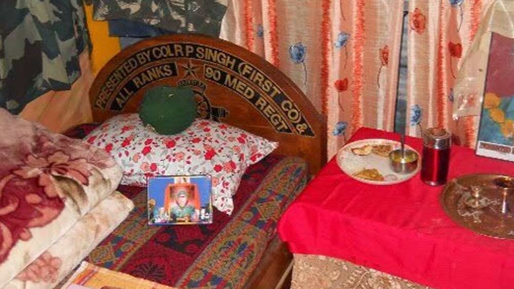 হরভজন সিংহের নিজের সামরিক উর্দি, জুতো সবই এখনও সযত্নে সংরক্ষিত। পরিপাটি করে রাখা আছে তাঁর ব্যবহৃত বিছানাও। কিন্তু নাথু লায় পাহারারত জওয়ানদের দাবি, মাঝে মাঝেই সেই পরিপাটি এলোমেলো হয়ে যায়। তাঁদের বিশ্বাস কাজের মাঝে হরভজন সিংহ নিজেই এসে বিশ্রাম নেন সেখানে।