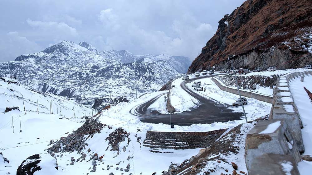 পূর্ণিমার রাতে চরাচর ভেসে যাওয়া দুধসাদা বরফের মাঝে নাকি ঘোড়ার পিঠে টহল দিতে দেখা যায় তাঁর ছায়ামূর্তিকেও। তাঁর উপস্থিতি প্রতি মুহূর্তে অনুভব করতে পেরে নাথু লা-য় অভিনব উদ্যোগ নেওয়া হয়।