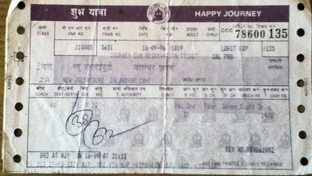 হরভজন সিংহের নামে রিজার্ভেশন করা হত। ট্রেনের শূন্য বার্থে অন্য জওয়ানের সঙ্গে গ্রামের বাড়িতে যেতেন ‘সিপাই হরভজন সিংহ’। সঙ্গে যেত তাঁর জিনিসপত্র। তবে ১২ বছর হল এই রীতি বন্ধ করা হয়েছে ভারতীয় সেনাবাহিনীতে।