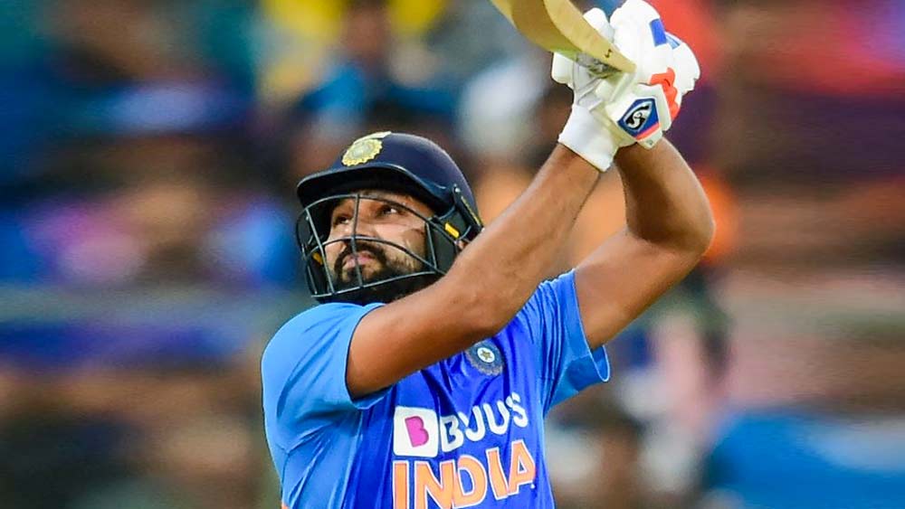 ইয়ান বিশপের দলের হয়ে ওপেন করবেন রোহিত শর্মা। ‘হিটম্যান’ এই ফরম্যাটে তিন বার ডাবল সেঞ্চুরি করেছেন। ইংল্যান্ডে হওয়া গত বিশ্বকাপে পাঁচ সেঞ্চুরি করেছিলেন তিনি। যা রেকর্ড। বড় ইনিংস খেলার ক্ষমতা রয়েছে তাঁর।