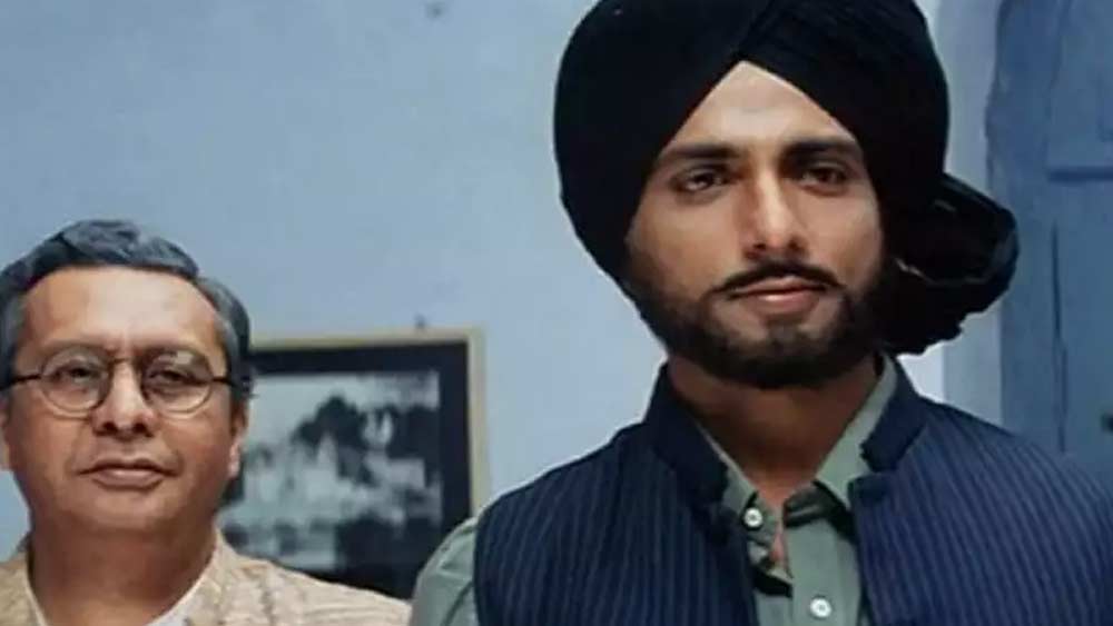 বলিউডে প্রথম অভিনয় ২০০২ সালে। ‘শহিদ-ই-আজম’ ছবিতে সোনু ছিলেন ভগৎ সিংহের ভূমিকায়। অভিনেতা হিসেবে প্রথম পরিচিত পান মণিরত্নমের পরিচালনয়া ‘যুবা’ ছবিতে। সেখানে তিনি অভিষেক বচ্চনের ছোট ভাইয়ের ভূমিকায় ছিলেন।