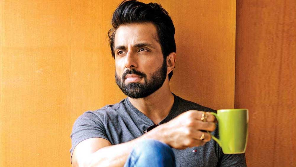 মাত্র সাড়ে পাঁচ হাজার টাকা সম্বল করে সোনু মুম্বই এসেছিলেন। প্রথম দিকে থাকতেন আরও ছ’জনের সঙ্গে, এক কামরার একচিলতে ফ্ল্যাটে। খরচ জোটাতে কাজ নিয়েছিলেন বেসরকারি অফিসে।