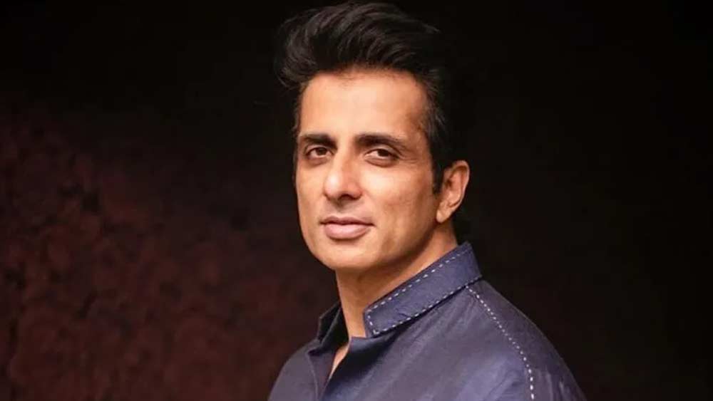 এমন আরও কয়েক জনের টুইটের উত্তর দেন সোনু সুদ। তিনি একাধিক বাসের ব্যবস্থা করেন মুম্বই থেকে তাঁদের বাড়ি ফেরার জন্য। এমনকি, নিজে দাঁড়িয়ে থেকে সেই সব ব্যবস্থা তদারকি করেন। সোনু সুদের ভেরিফায়েড ফেসবুক পেজে তার ভিডিয়ো আপলোড হয়েছে।