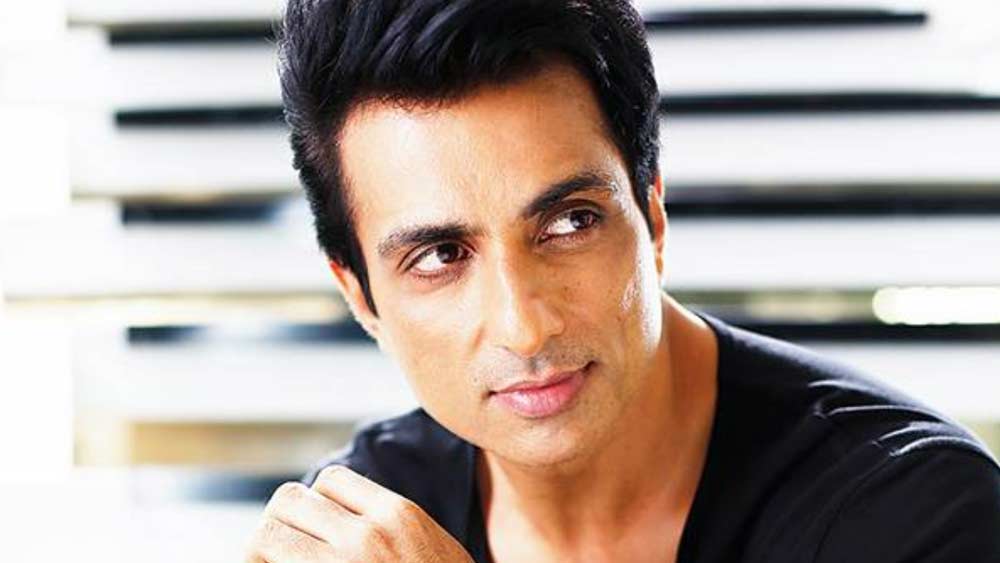 সাধারণ মানুষের অনেকেই সোনু সুদের এই উদ্যোগের পাশে দাঁড়িয়েছেন। বলিউডে ভাল সুযোগ বা পুরস্কার হয়তো তাঁর নামের পাশে নেই। কিন্তু এই মুহূর্তে সোনু সুদের সোশ্যাল মিডিয়ার প্রোফাইল এবং মোবাইলের ইনবক্স ভরে গিয়েছে সাধারণ মানুষের শুভেচ্ছা ও পরিযায়ী শ্রমিকদের ধন্যবাদ-বার্তায়।