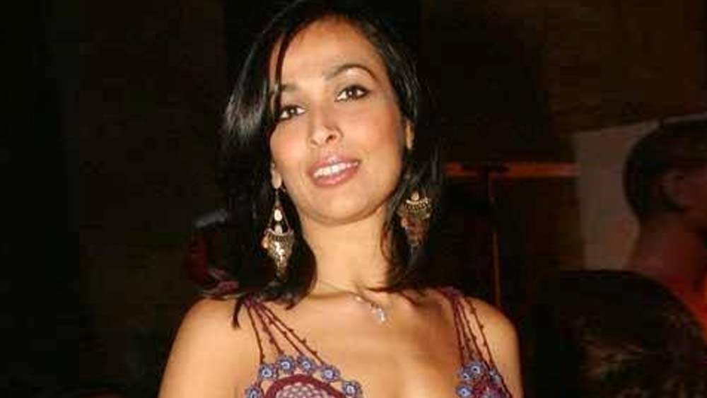 যে মধু একসময় ইংরেজি বলতে হোঁচট খেতেন, এখন তিনি হিন্দি-মরাঠি-ইংরেজির পাশাপাশি ঝরঝর করে বলেন ইটালিয়ানও। একমাত্র মেয়ে ইন্দিরাকেও মরাঠি শেখানোর চেষ্টা করছেন।