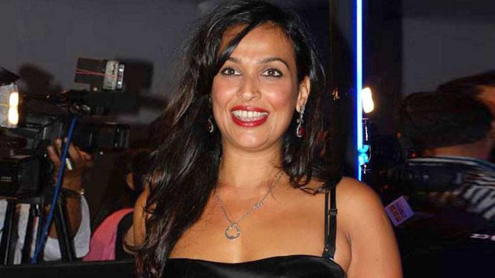 এখনও রাস্তার পানিপুরি আর আর ভেলপুরী না খেলে মধুর মুম্বই-সফর অসম্পূর্ণ। অতীতের গ্ল্যামারসর্বস্ব দিন ফেলে এসে ঘরোয়া ঘেরাটোপেই জীবনে উপভোগ করেছন মধু সাপ্রে।