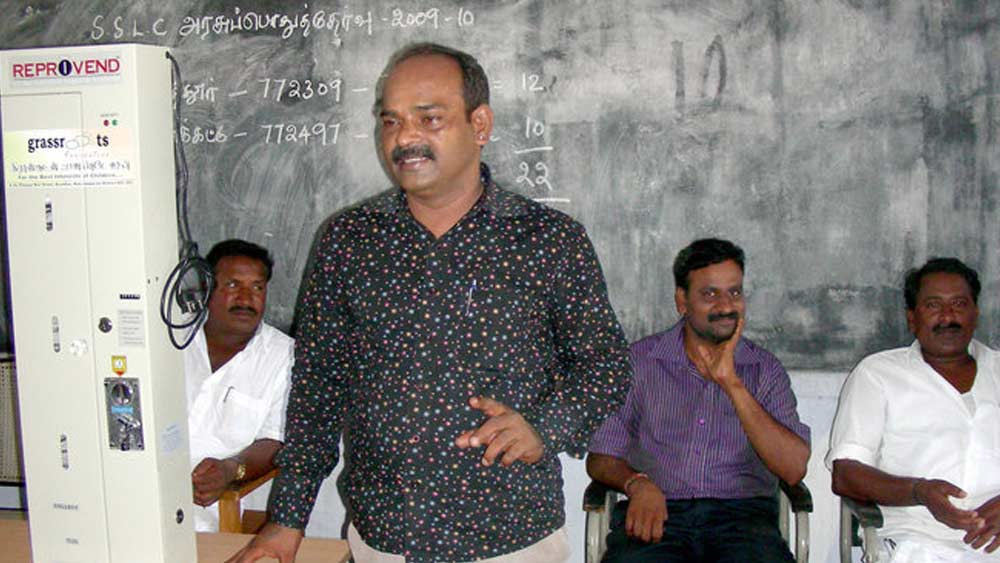 সৈয়দপেটের মডেল হায়ার সেকেন্ডারি স্কুল থেকে পড়াশোনা করেছিলেন বিদ্যাধরন। পড়াশোনা শেষ করে একটি সংস্থায় ১০ থেকে ১৫ বছরের স্কুলছুট ছেলেমেয়েদের পড়ানোর কাজ শুরু করেন তিনি। সেখানে প্রায় দু’বছর কাজ করেন।