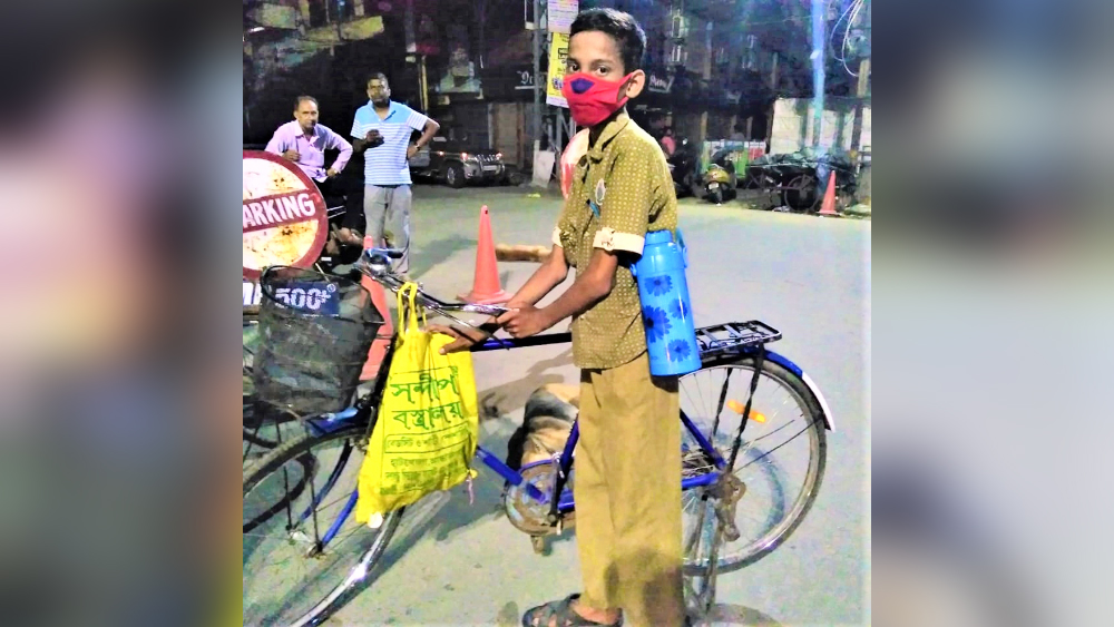 লড়াই: সাইকেলে দীপঙ্কর। নিজস্ব চিত্র