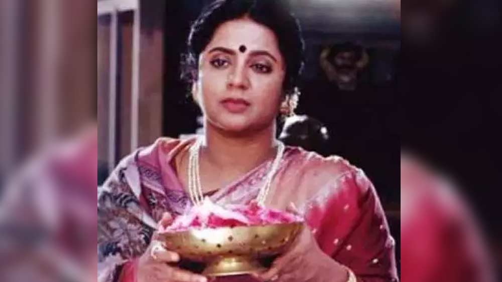 শ্রীবিদ্যা এবং তাঁর ভাই শঙ্কর রামন যখন ছোট, তাঁদের সংসারে নেমে আসে অভাবের ছায়া। অসুস্থতার জন্য অভিনয় ছাড়তে বাধ্য হন তাঁদের বাবা। সংসার চালানোর পুরো দায়িত্ব এসে পড়ে তাঁদের মা বসন্তকুমারীর উপর।