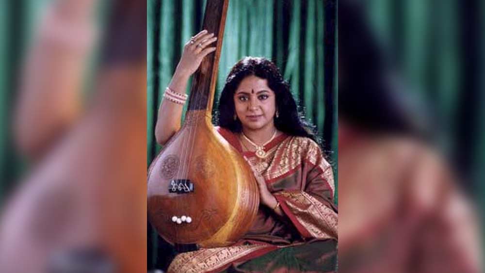 এই আর্থিক অভাব থেকেই চরমে ওঠে দাম্পত্য-বিবাদ। তার প্রভাব পড়েছিল শ্রীবিদ্যার শৈশবেও। তবে শৈশব বেশি দিন উপভোগ করার অবসরও পাননি। মায়ের একার পক্ষে উপার্জন সম্ভব হচ্ছিল না। বাধ্য হয়ে অভিনয় শুরু করেন শ্রীবিদ্যাও।