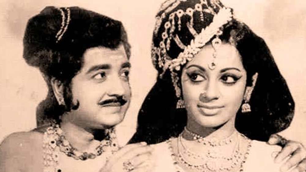 তা ছাড়া, মেয়ের উপার্জনও সে সময় সংসারের প্রধান মেরুদণ্ড ছিল। ফলে অভিনয় ছেড়ে বিবাহিত জীবন শুরু করা সেই মুহূর্তে তাঁর হয়ে ওঠেনি। তবে তাঁর জীবনে প্রেম এসেছে একাধিকবার।