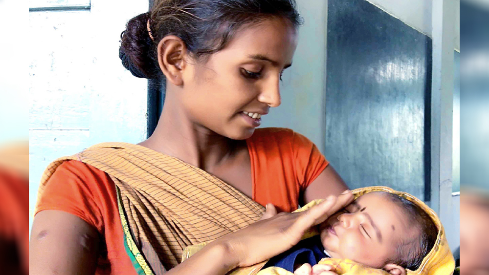 nতবুও মানব থেকে যায়: করোনা আবহে জন্ম এই শিশুকন্যার। তাই হাসপাতালের লোকেরা আদর করে তার নাম দিয়েছে করোনা। মায়ের সঙ্গে বাড়ি গেল সে (বাঁ দিকে)।