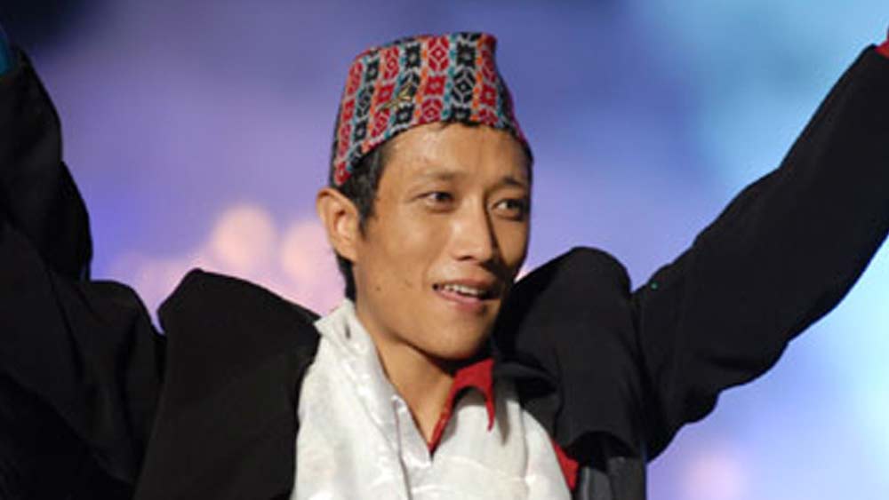 প্রশান্তকে ঘিরেই এক বার বিতর্কে জড়িয়ে পড়েন একটি এফ এম-এর জকি জোনাথন ব্র্যাডি। দিল্লির রেডিয়ো স্টেশনে বসে তিনি বলেন, এ বার দোকান মালিকদের নতুন নিরাপত্তাকর্মী খুঁজতে হবে। কারণ গোর্খা জনজাতির মানুষ চলে গিয়েছেন গান গাইতে!