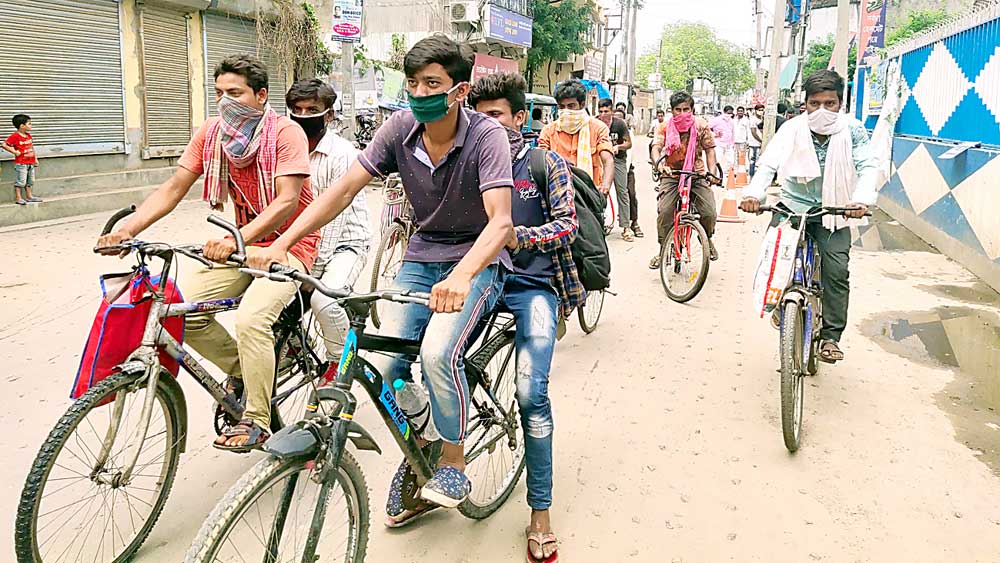 এই সাইকেলেই গয়া থেকে শমশেরগঞ্জে। —নিজস্ব চিত্র।