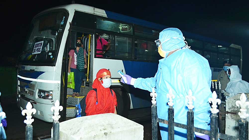 পরীক্ষা: কোটা থেকে ফেরা ছাত্রছাত্রীদের নজরে রাখা হচ্ছে।